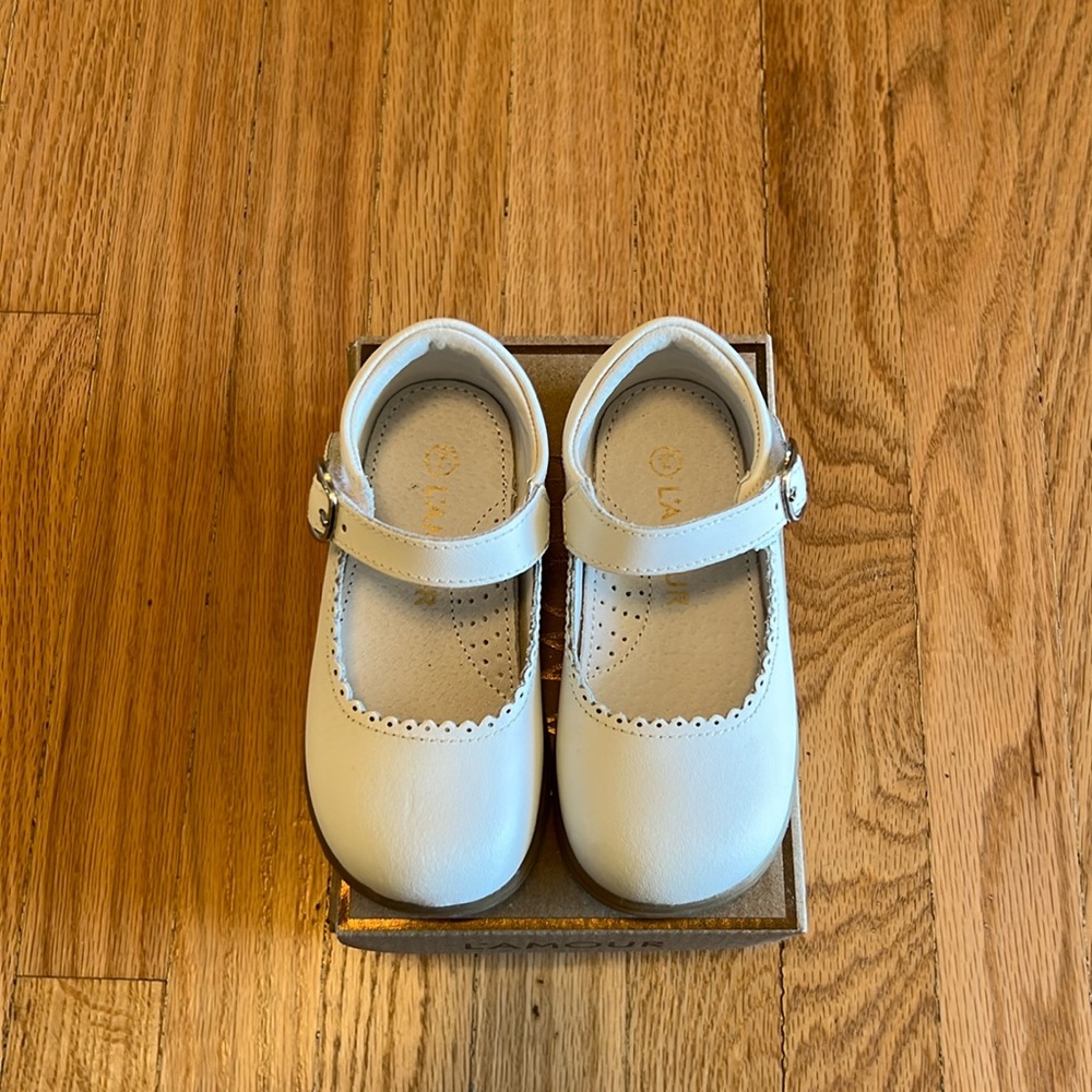 L’Amour White Chloe Classic Scalloped Leather Mary Jane Shoes (Toddler Size 7)